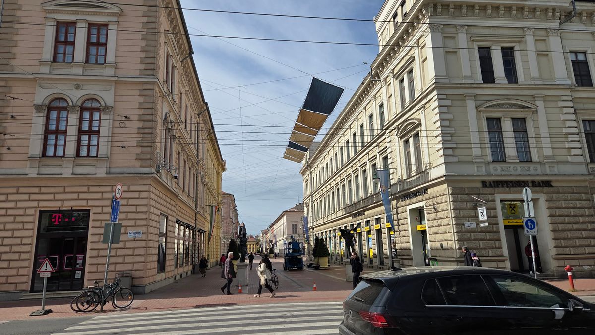 A Kárász utcán már javában szerelik a hűsítő napvitorla rendszereket. Fotó: SzegedMA