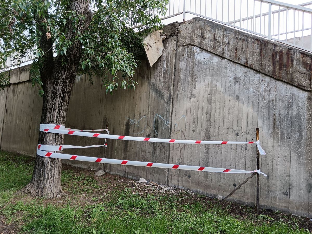 Érdekes látvány fogadja a járókelőket a Bertalan híd lábánál