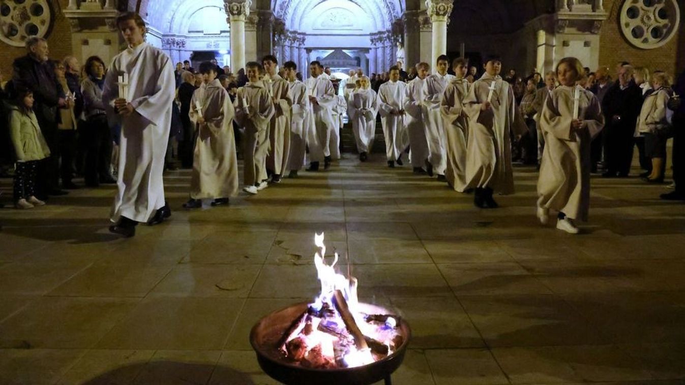 Fényáradat a Dóm téren: Kiss-Rigó László hirdette a feltámadás győzelmét