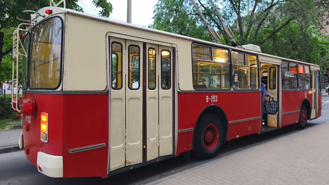 Időutazás Szegeden: legendás trolibuszok szelik a város utcáit +videó