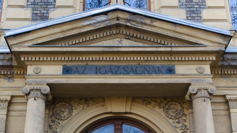 Bombafenyegetés érte a Szegedi Törvényszék épületét. Fotó: Délmagyar