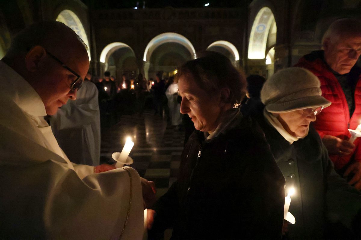 A szegedi hívők tömege a Dómban ünnepelte a húsvét szent vigíliáját. Fotó: Délmagyar