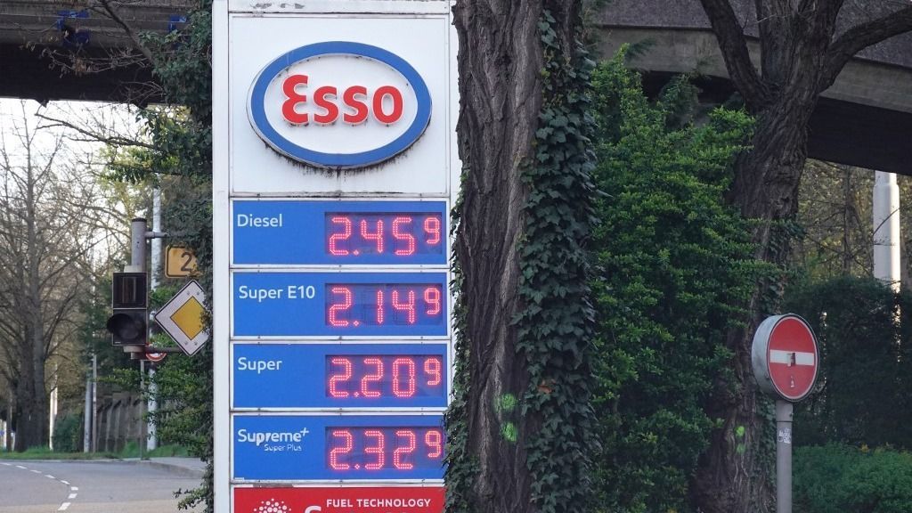 Brüsszel a védett üzemanyagár kivezetését követeli