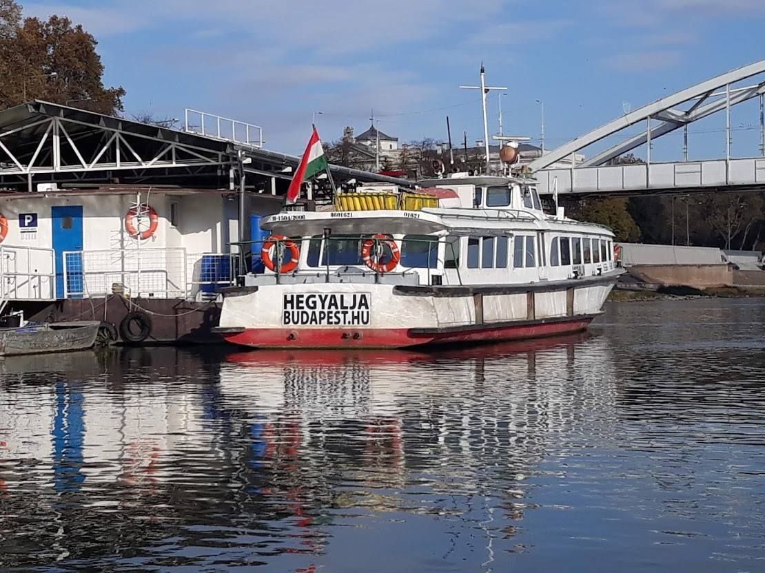 Május elsején minden munkakönyv ingyen jegyet ér a sétahajó fedélzetén. Fotó: Facebook/Hajókirándulás.hu Szeged.