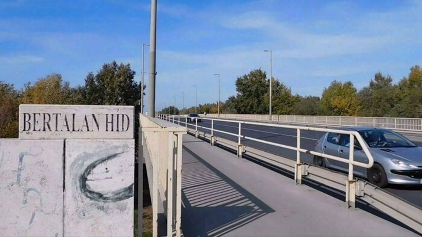 Furcsa látvány Szegeden: így zárták le az omladozó falszakaszt