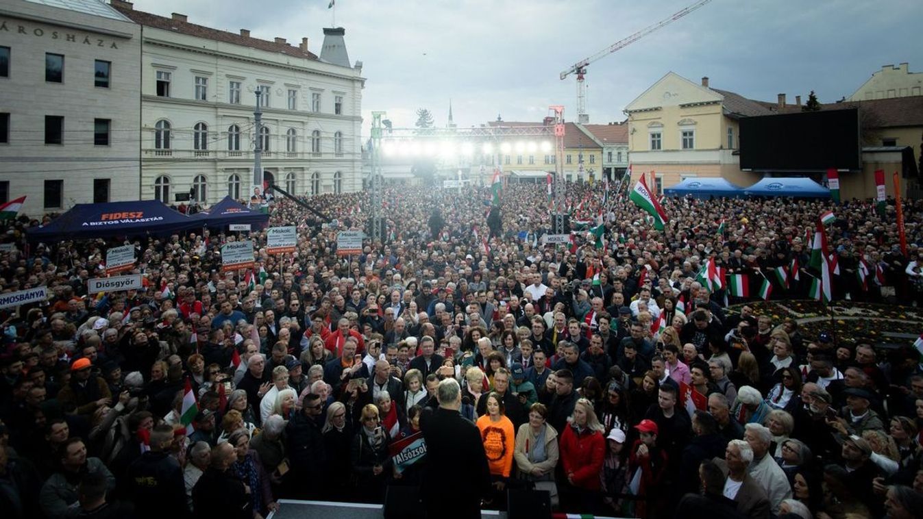 Hatalmas tömeg várja Orbán Viktor beszédét Szentesen +élő videó