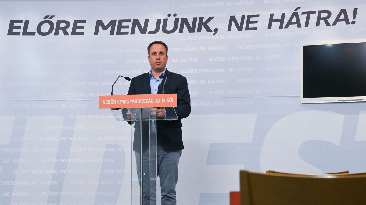 Dömötör Csaba ismertette a részleteket a Demokrácia Központ kapcsán. (Fotó: Bruzák Noémi/MTI)