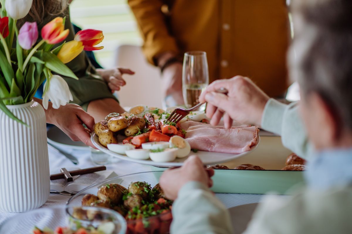 A globális válság hatásai idén a magyar családok húsvéti asztalán is látszanak. Fotó: Shutterstock