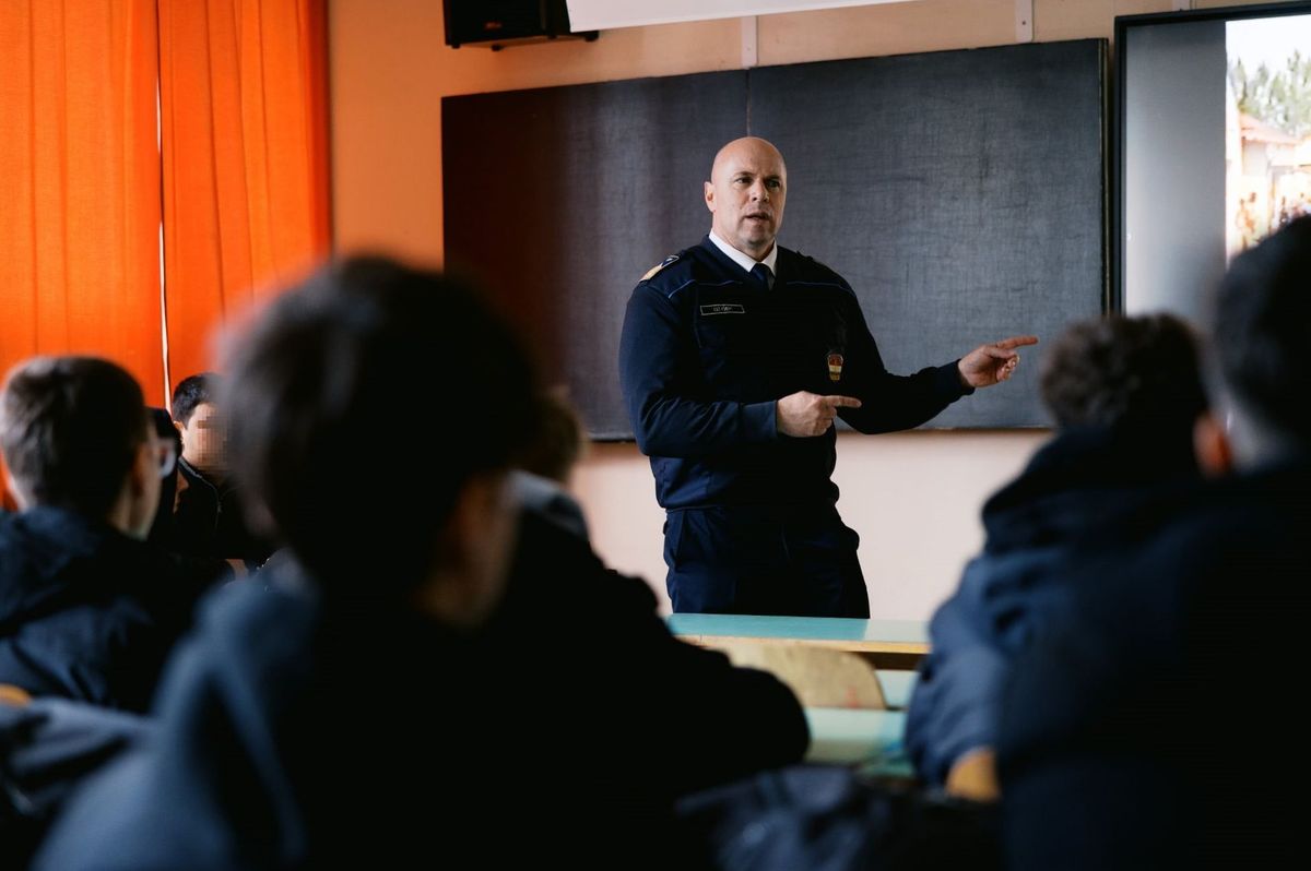 Kutyás bemutatót és prevenciót tartott a rendőrség a Szegedi SZC Csonka János Technikumban