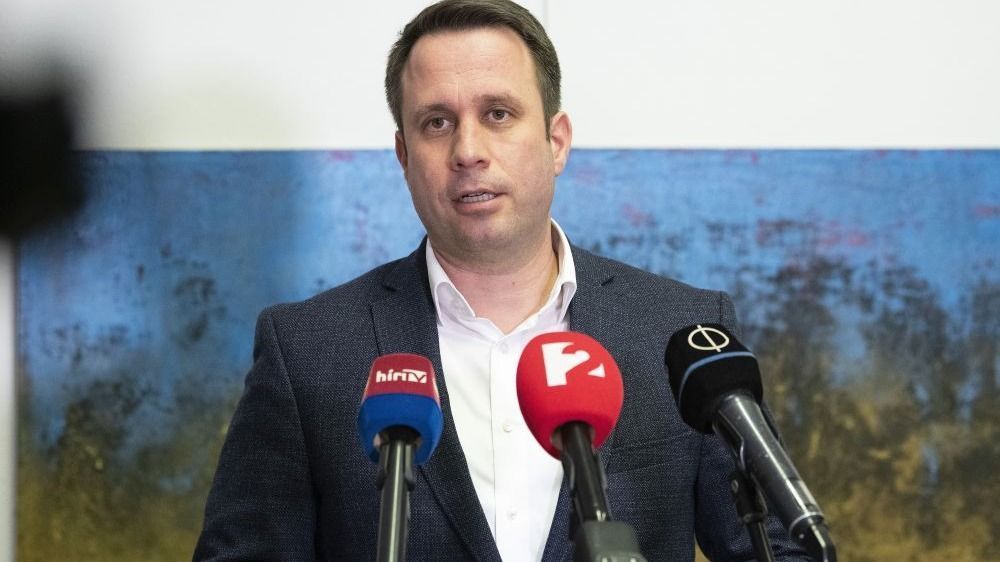 Dömötör Csaba szerint Brüsszel támadja a védett üzemanyagárakat, de a kormány nemet mond