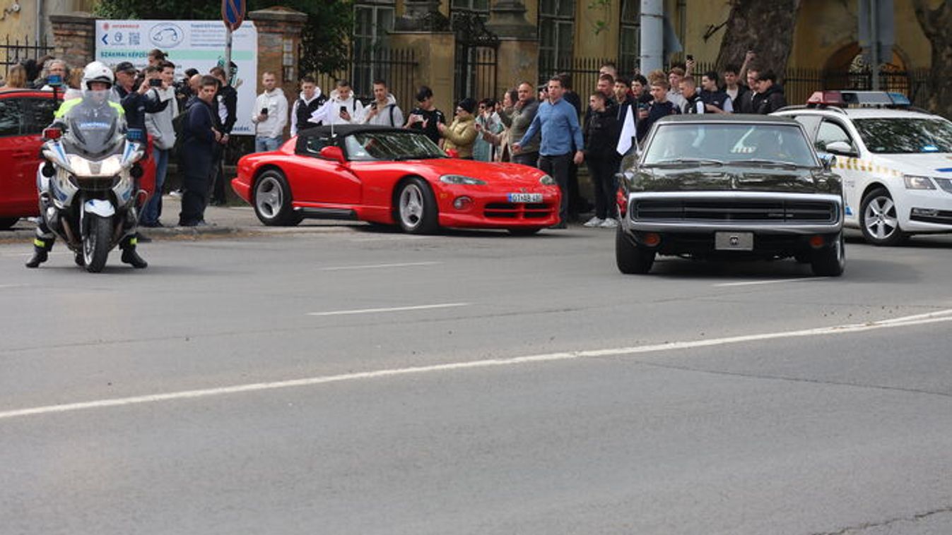 Ballagás Csonka módra: autók és motorok járták körbe Szegedet +videó