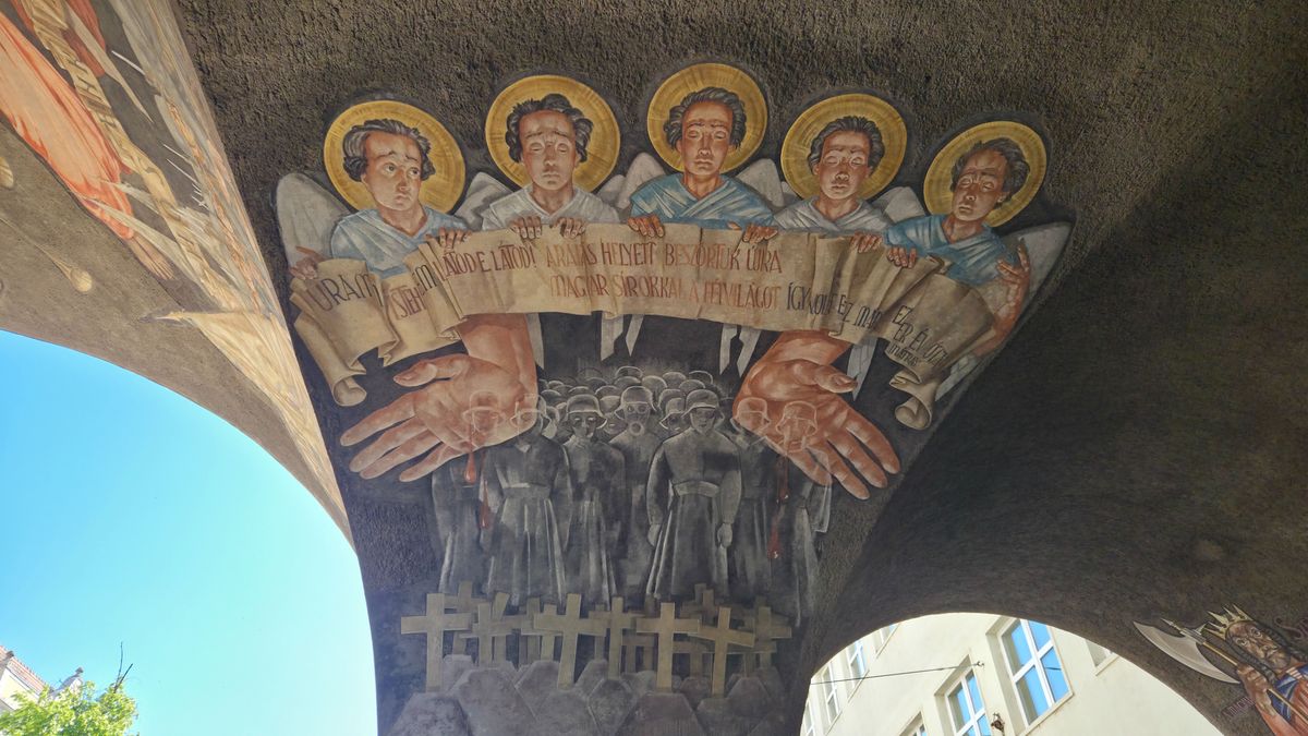 A Hősök kapuja falain a restaurált freskó ma ismét régi fényében látható. Fotó: SzegedMa / Juhász Viktor. 