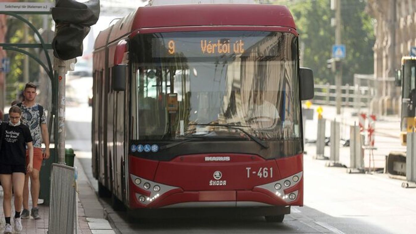 Egy pillanat alatt történt a baj a szegedi trolin, egy utas megsérült