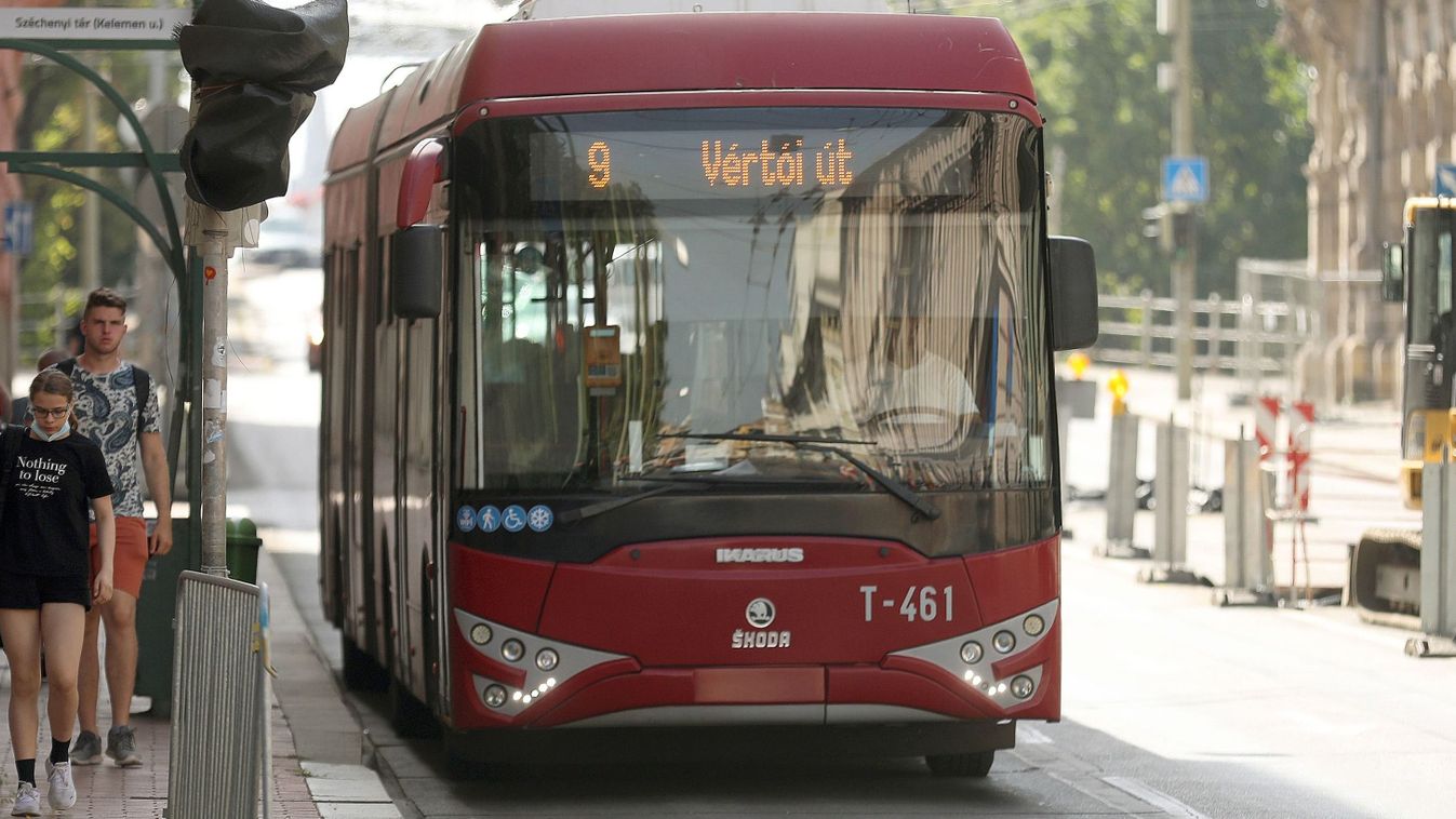 Egy pillanat alatt történt a baj a szegedi trolin, egy utas megsérült