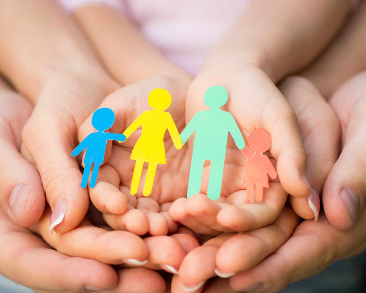 Paper,Family,In,Hands