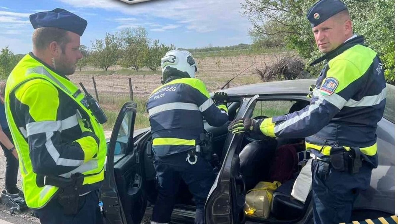 Példás helytállás: motoros rendőrök mentettek az 55-ösön