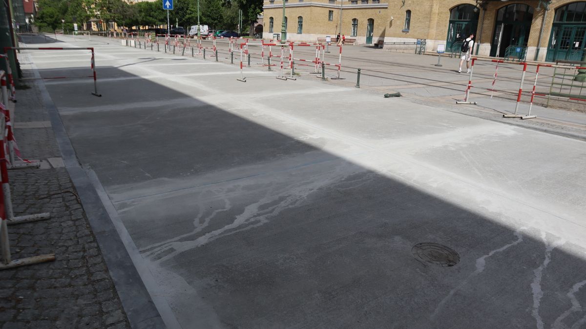 Immár bazaltbeton fedi az Indóház tér egy részét. (Fotó: Tóth Norbert)