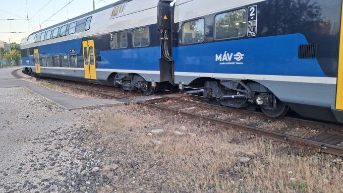 Kisiklott egy emeletes KISS motorvonat a Nyugati pályaudvaron