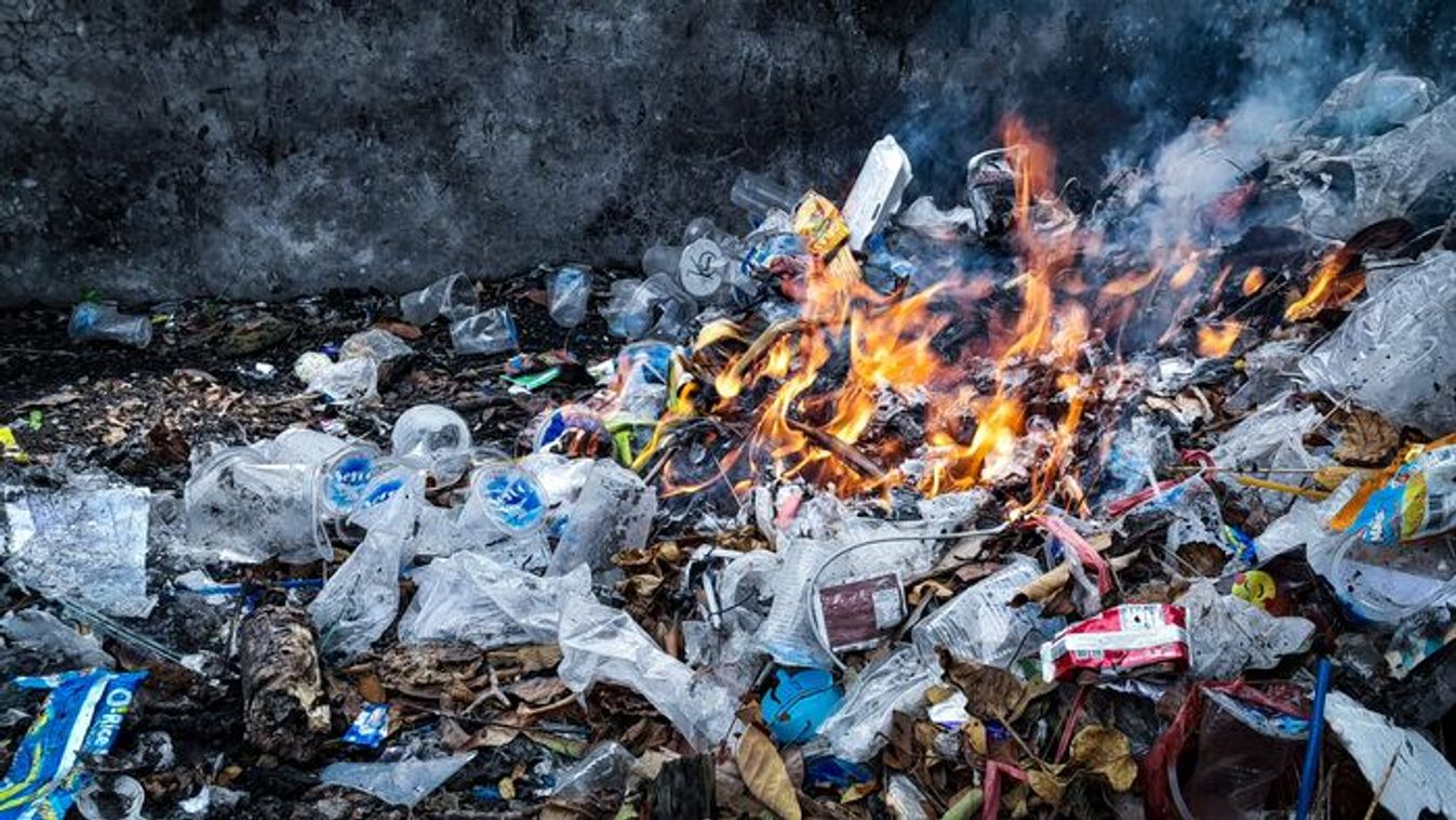 Öt vízsugárral oltották a tüzet a szegedi szemétlerakónál