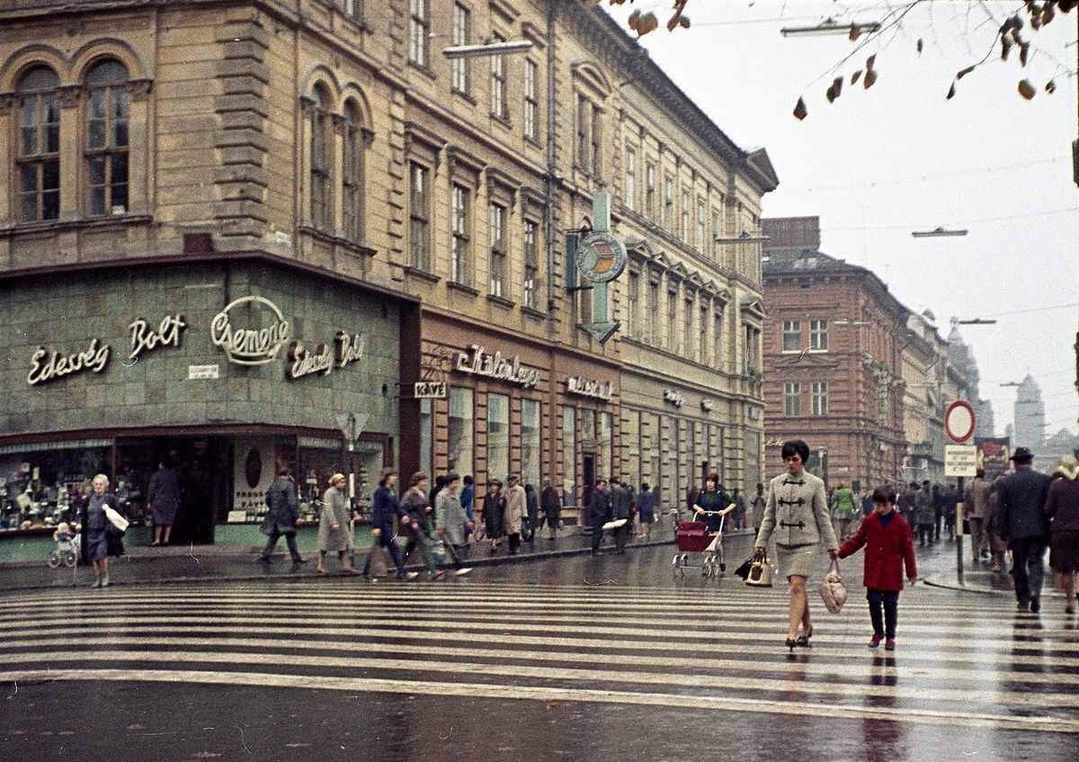 A Kárász utca sarka az édességbolttal az 1981-es átalakítás előtt. Fotó: archív felvétel