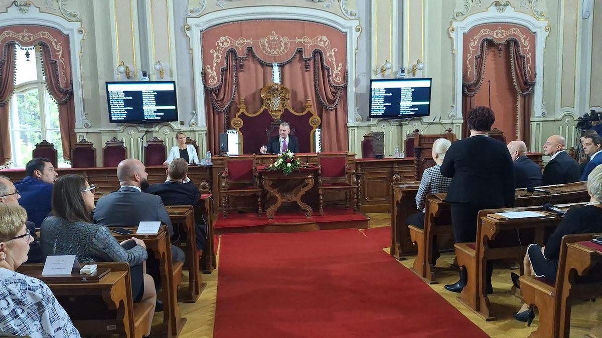 A szegedi közgyűlésben egyre látványosabb a belső politikai feszültség