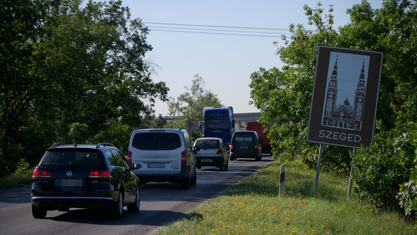 Már hajnalban beáll a sor Szegednél, van, aki másfél órát araszol ezen a rövid szakaszon