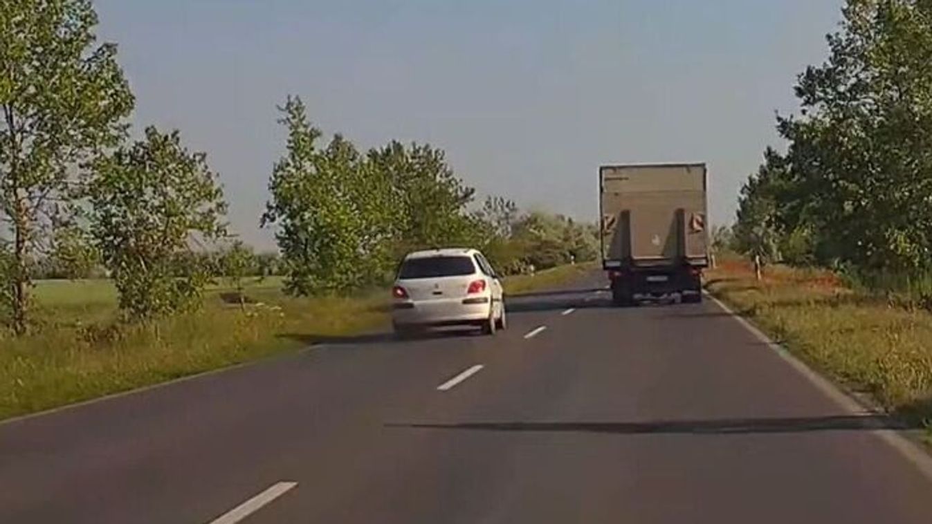 Centiken múlt a tragédia, hajmeresztő előzést videóztak le Szegednél