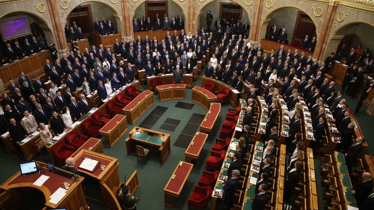 Gulyás Gergely rendezett államban adta át a hatalmat a Tisza-kormánynak. Fotó: Hatlaczki Balázs