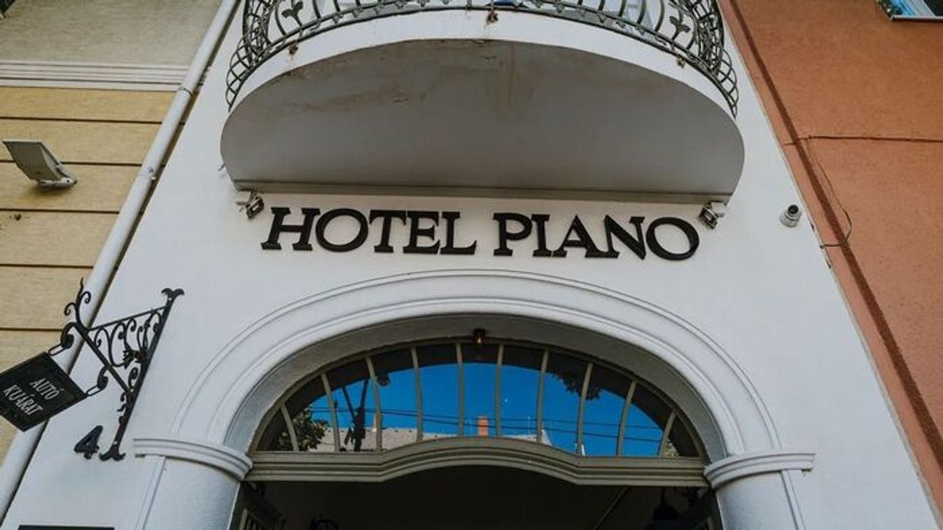 Egy különleges névegyezés tette legendássá a Hotel Piánó történetét