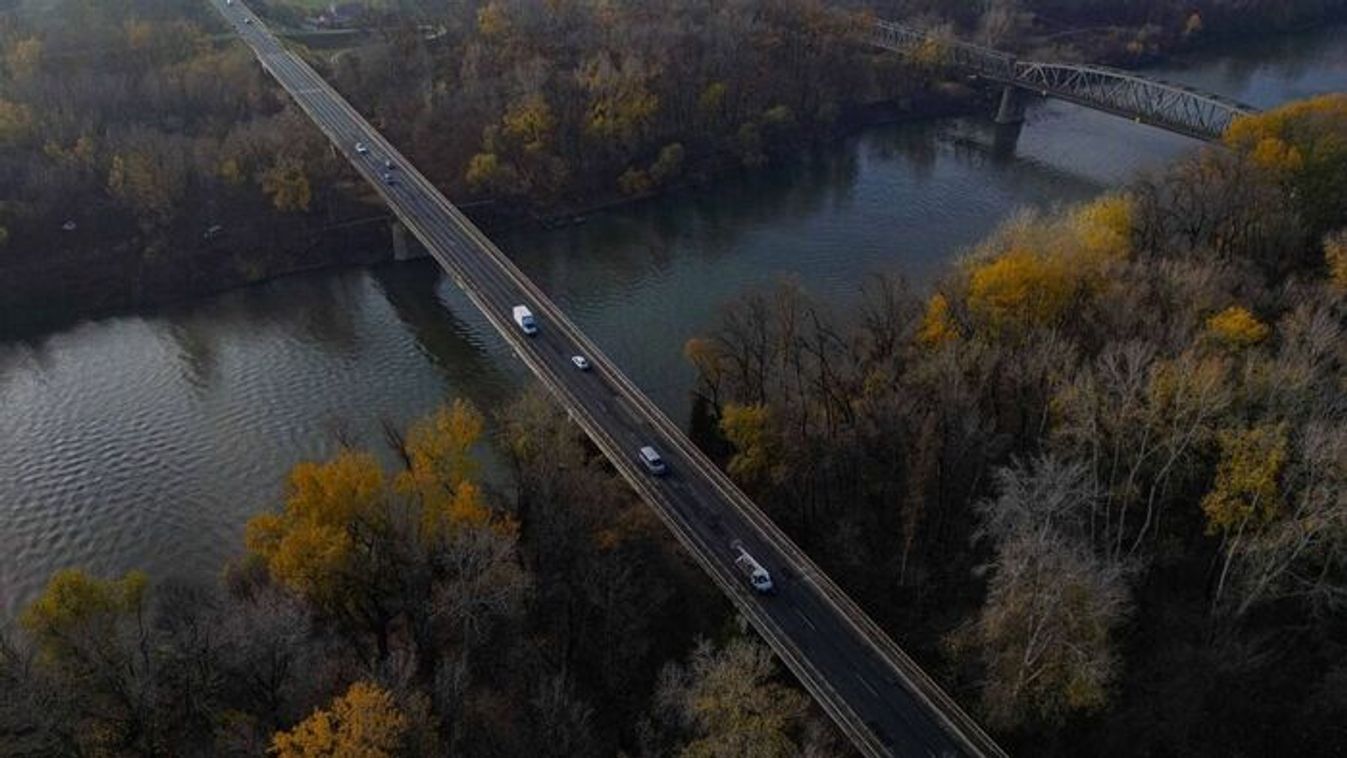 Torlódások jöhetnek: lezárás az algyői Tisza-hídon
