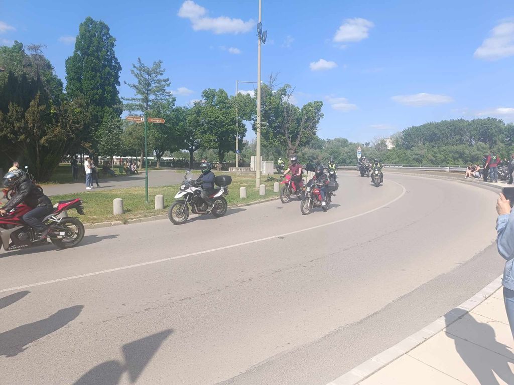 Motorosok lepik el Szegedet szombaton: lezárások és késések jönnek
