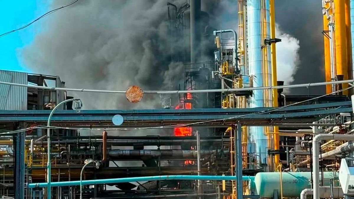 A tiszaújvárosi robbanás után nagy erőkkel dolgoztak a tűzoltók a Mol telephelyén.