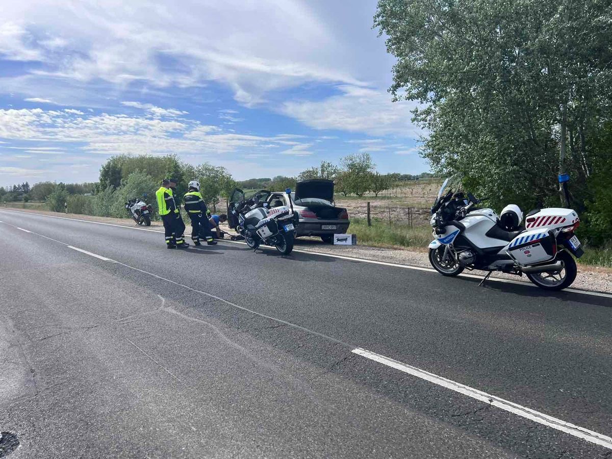 Meghibásodott egy autó az 55-ösön, motoros rendőrök segítettek