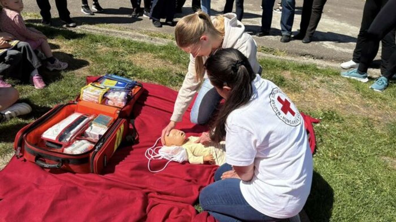 Országszerte gyermekelsősegélyre tanít a Vöröskereszt anyák napja alkalmából