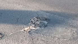 Ismét balesetveszélyes kátyú nehezíti a közlekedést a Belvárosi hídon +fotók