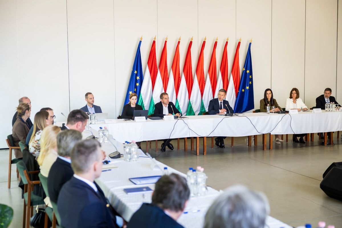 Még tart a kormányülés, de Magyar Péter tart egy sajtótájékoztatót közben.