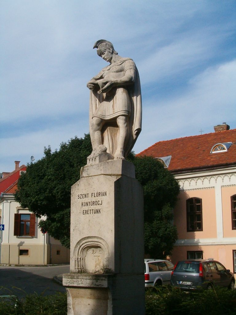 Szent Flórián szobra Pécsett. Fotó: Wikipédia