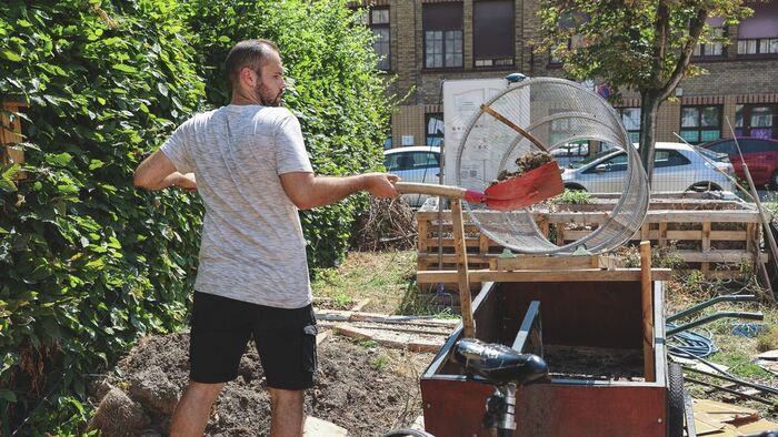 Zöld kezdeményezés a belvárosban: érett komposzt került a lakókhoz