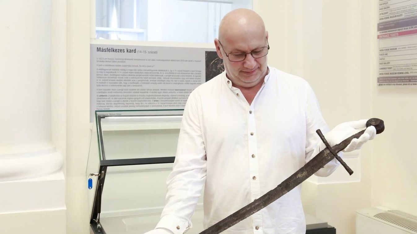 Unikornisos középkori kard gazdagítja a Móra-múzeum gyűjteményét