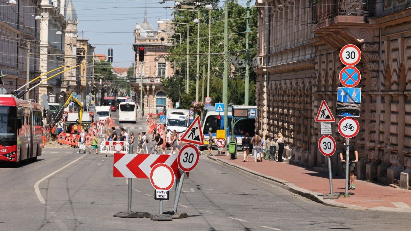 Ezen a szegedi utcán még a rutinos sofőrök is megállnak gondolkodni