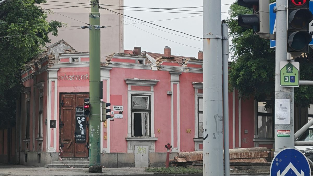 Bontani kezdték a Csongrádi sugárút ikonikus piros házát, helyén várhatóan új társasház épül.
