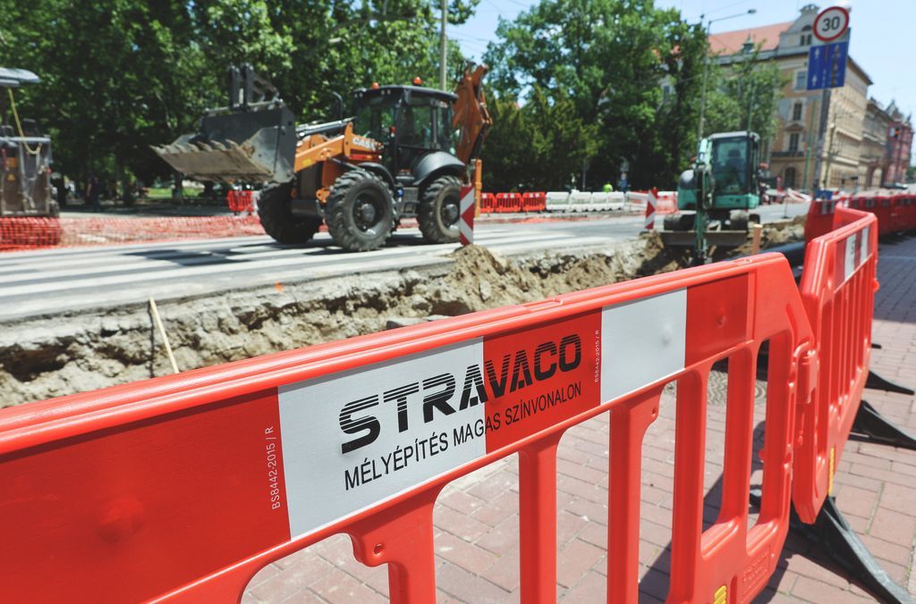 Munkagépek, terelések és közműcserék jelzik az útépítés előrehaladását a Széchenyi téren.