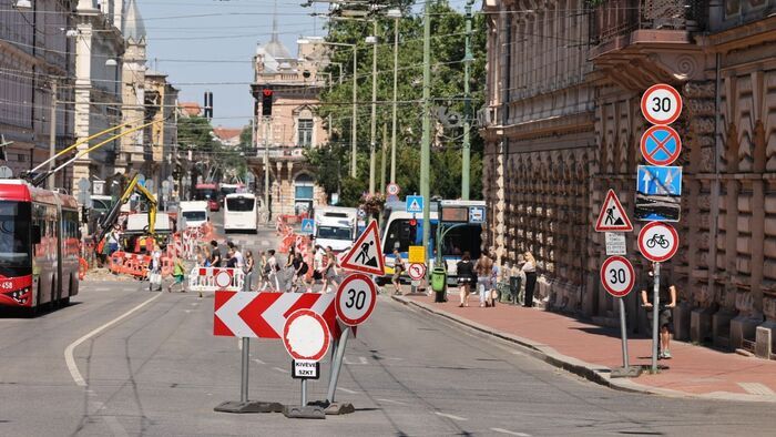 Ezen a szegedi utcán még a rutinos sofőrök is megállnak gondolkodni