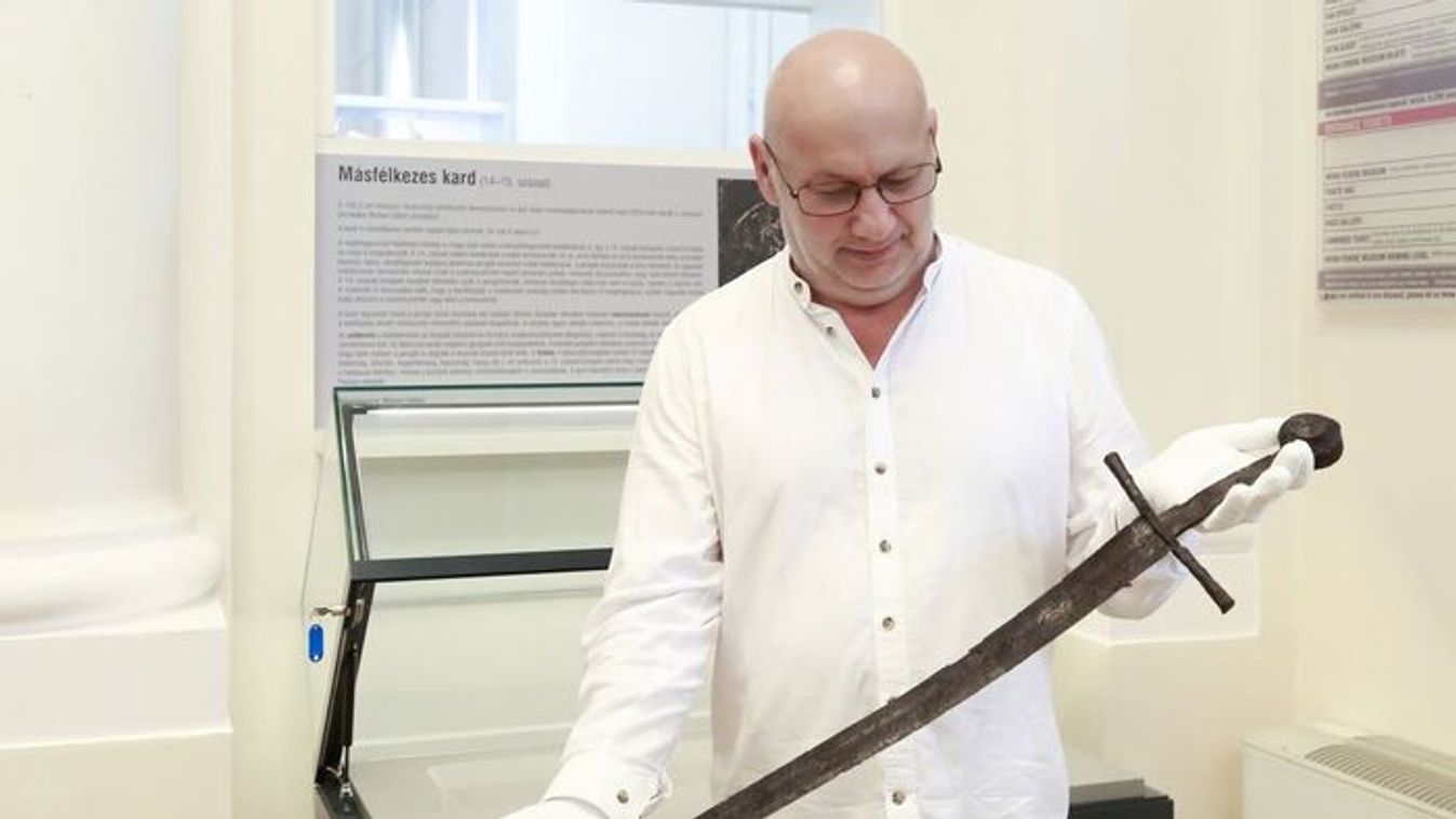 Unikornisos középkori kard gazdagítja a Móra-múzeum gyűjteményét