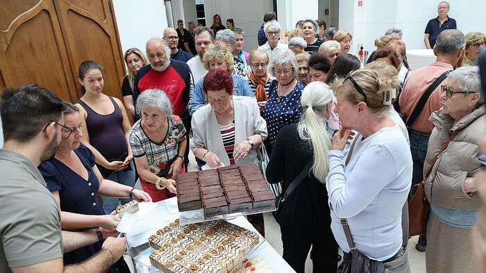 Percek alatt elfogyott a jubileumi torta a Szegedi Szabadtéri Játékok születésnapján